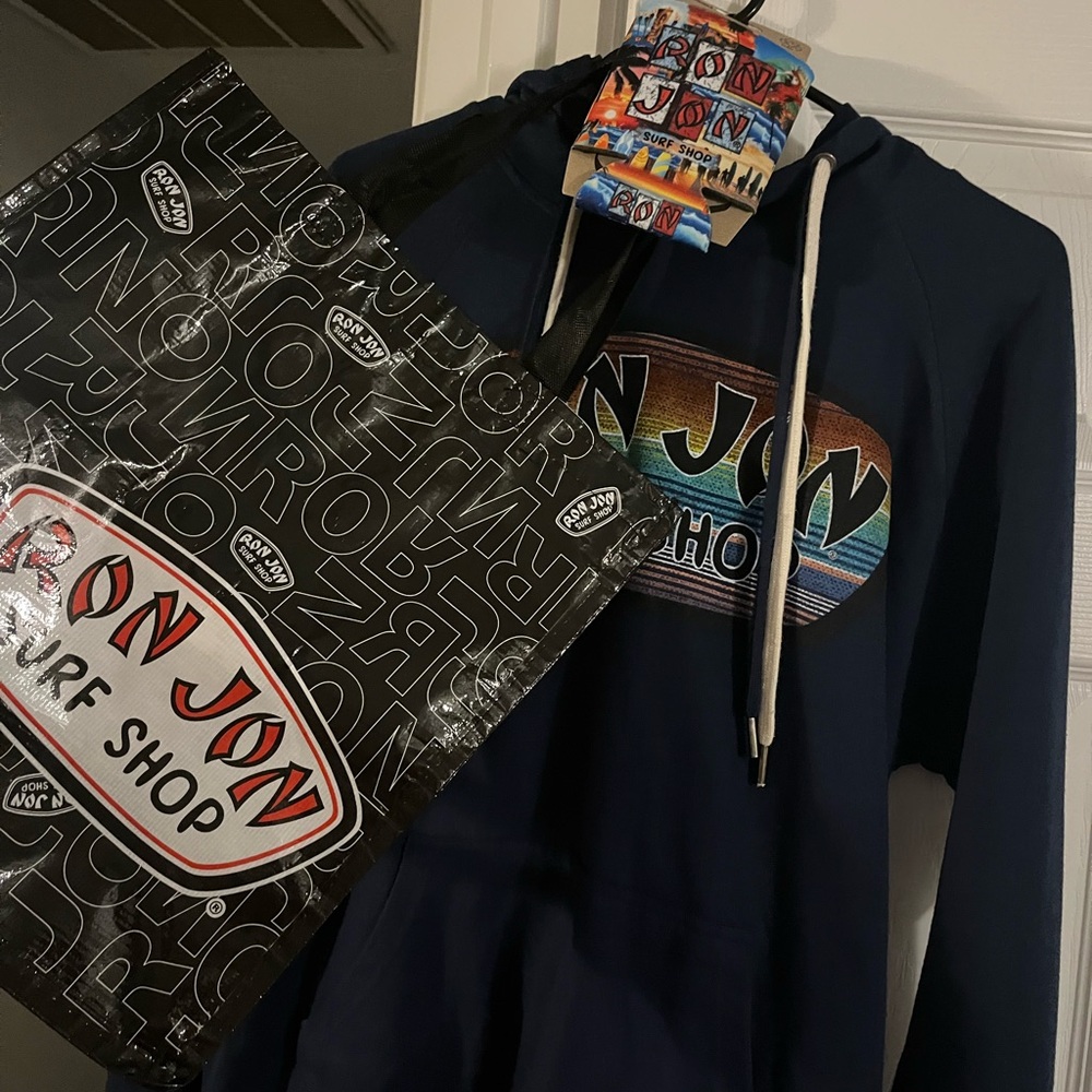 BEACH BUNDLE BABY!! ๐ ๐โโ๏ธ ๐ด
RON JON Set- Medium hoodie, Tote Bag and Cousy - Picture 7 of 8